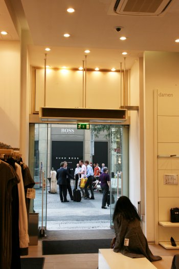  Benetton Megastore �ruh�z B�cs belt�r