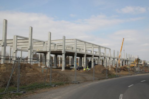 DHL-k�zpont �p�t�se