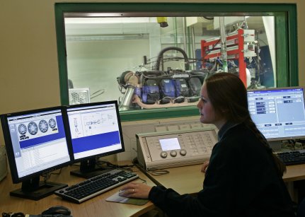 Motortesztelés a Scania Technikai Központjában