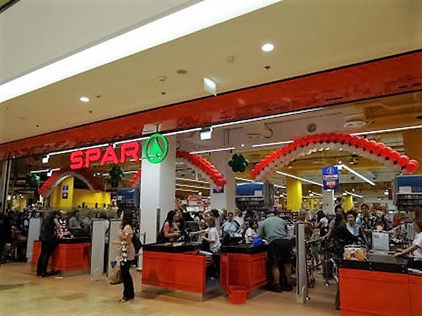 SPAR szupermarket a szegedi �rk�dban