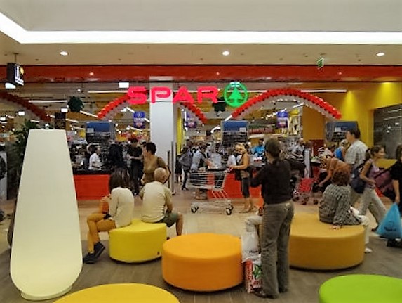 SPAR szupermarket a szegedi �rk�dban