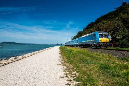 Vonat a balaton mellet