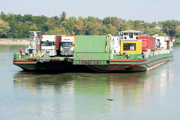 Esztergom és Párkány közötti teherkomp