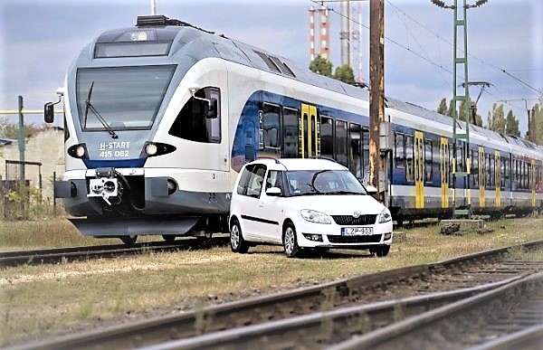 Flirt motorvonat és a SKODA ROOMSTER