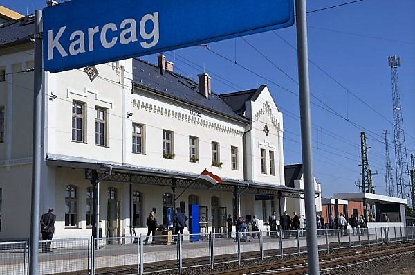 Felújított karcagi vasútállomás