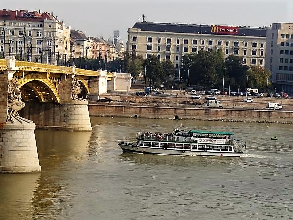 Hajó a Margit hídnál
