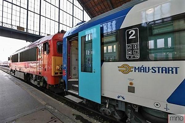 MÁV IC+ kocsi a Nyugati pályaudvaron