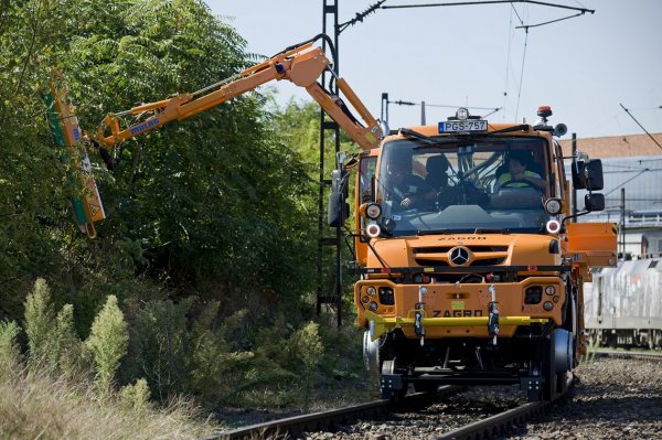 MÁV Unimog kaszával