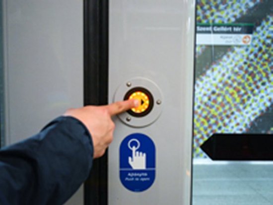 Metró egyedi ajtónyitás