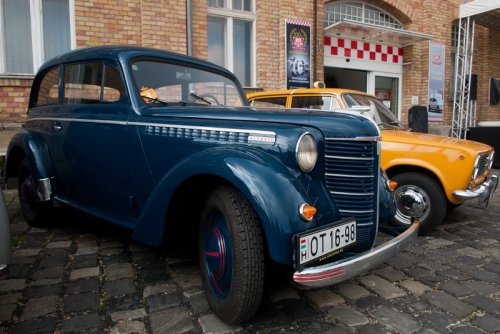 Régi autók a Főtaxi székház előtt