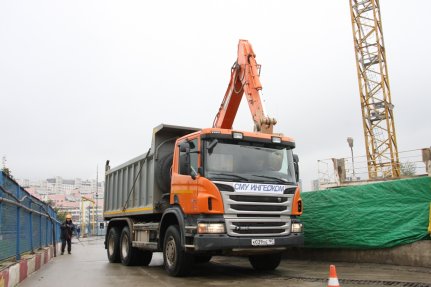 A moszkvai metró építésénél Scania billencs