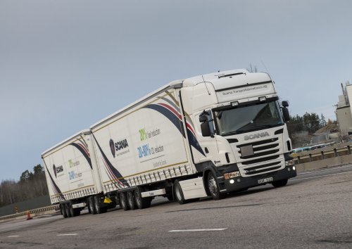 Scania hosszú járműszerelvénye Svédországban