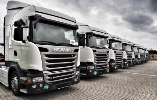 Scania nyerges vontató.