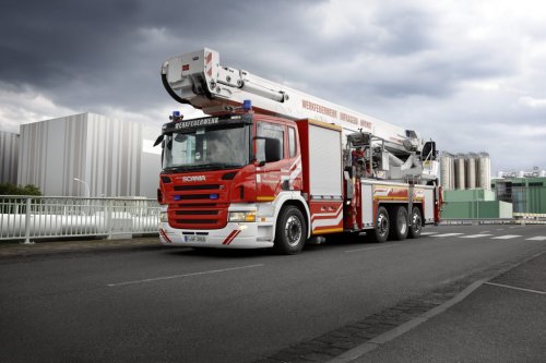 Scania P 400 8x2 kinyithat� l�tr�val, korm�nyzott els�- �s seg�dtengely, egy hajtott tengellyel. Frankfurt, N�metorsz�g
