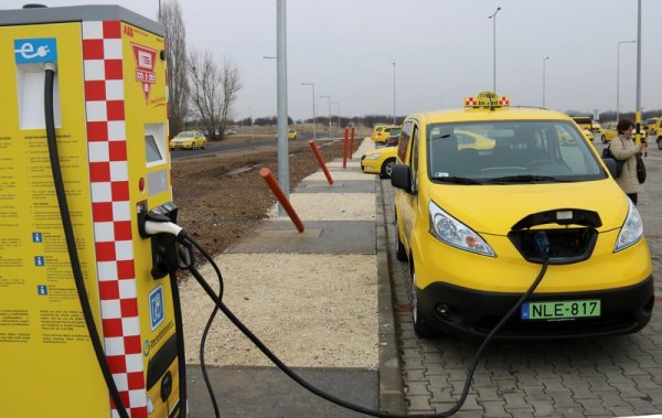 Elektromos taxiknak töltőállomás Budapest Airport